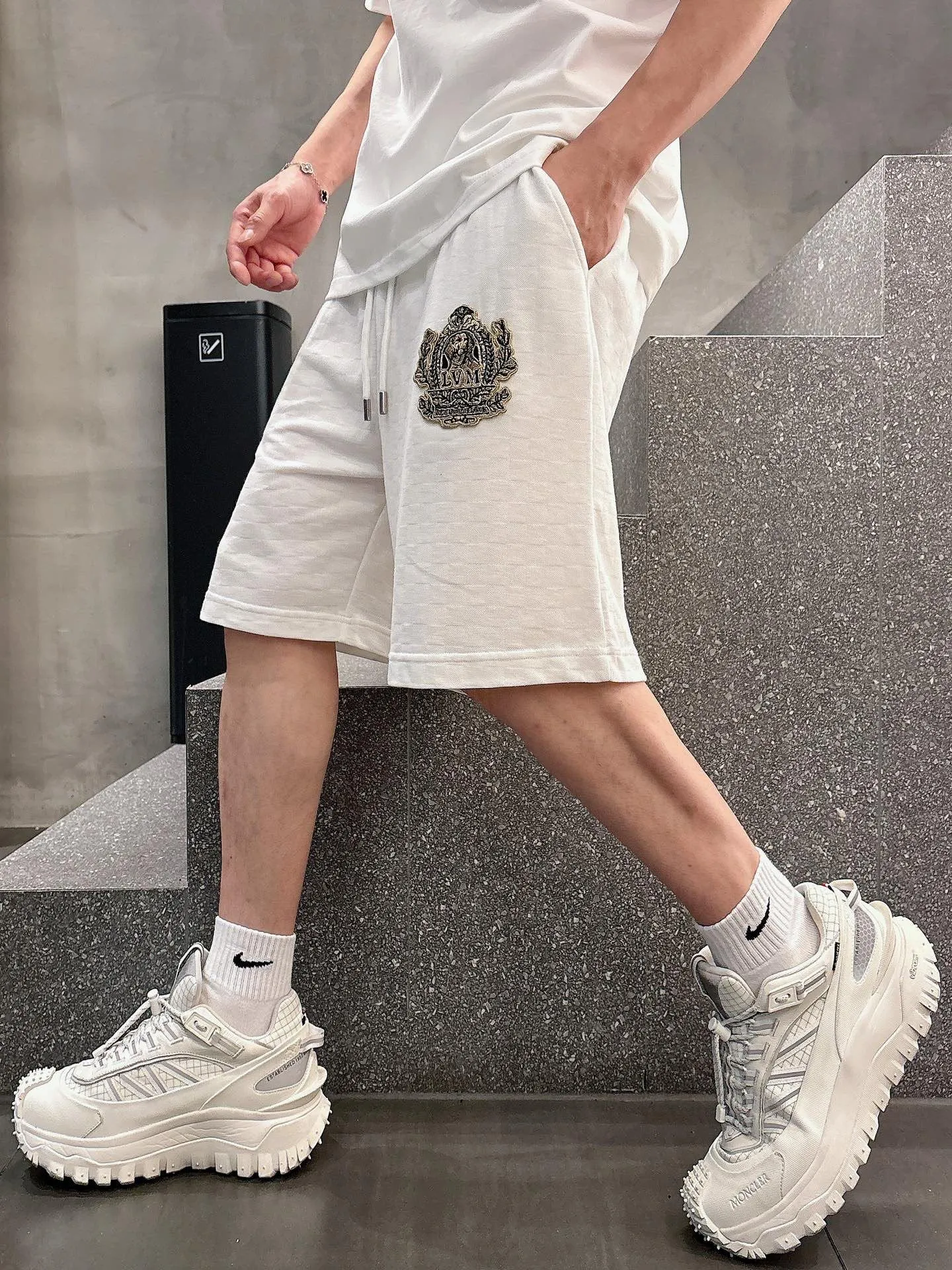Louis Vuitton/Louis Vuitton embroidered badge checkerboard shorts
